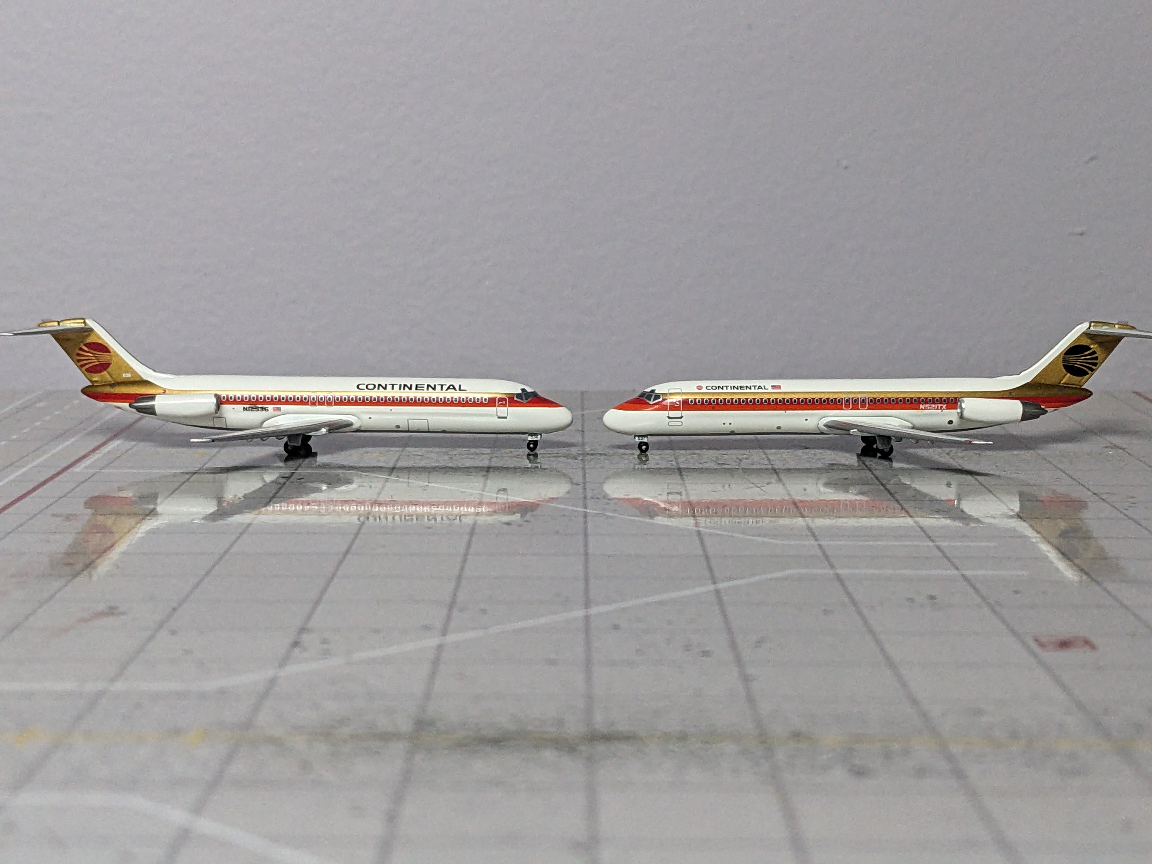 1:400 SEATTLE CONTINENTAL DC-9 2 PACK RED AND BLACK MEATBALLS