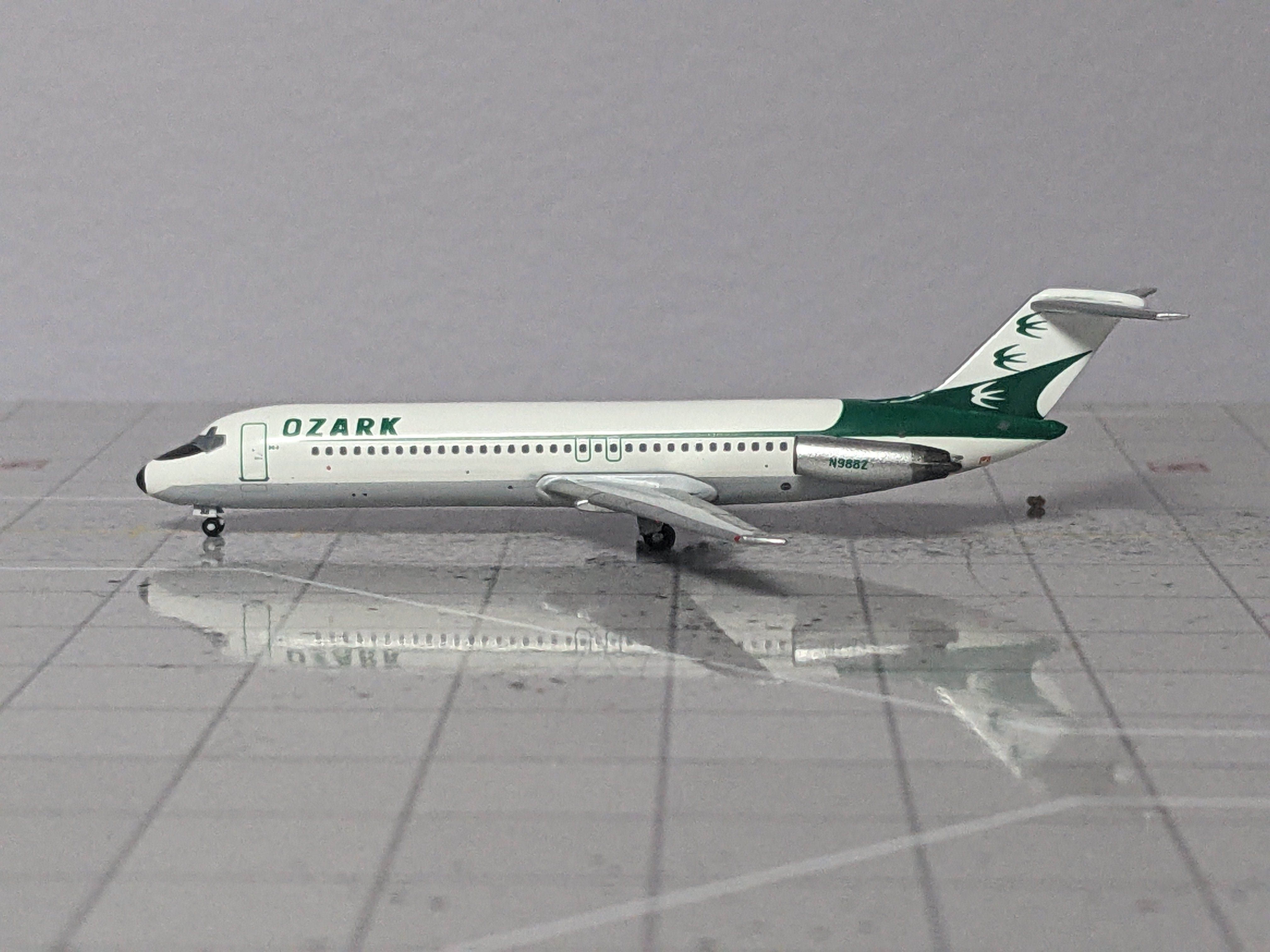 1:400 AEROCLASSICS OZARK DC-9 N988Z