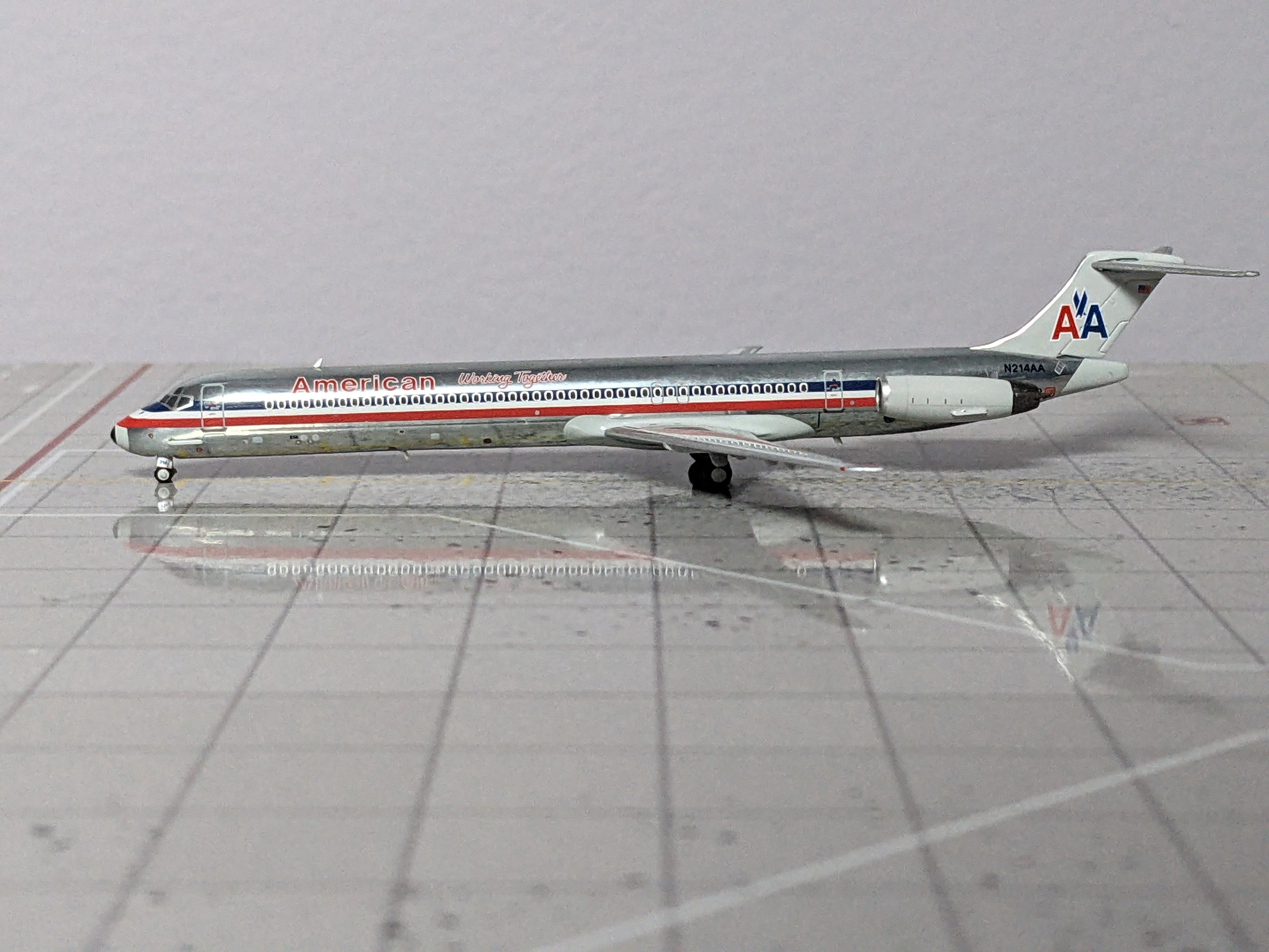 1:400 NG AMERICAN MD-82 N214AA