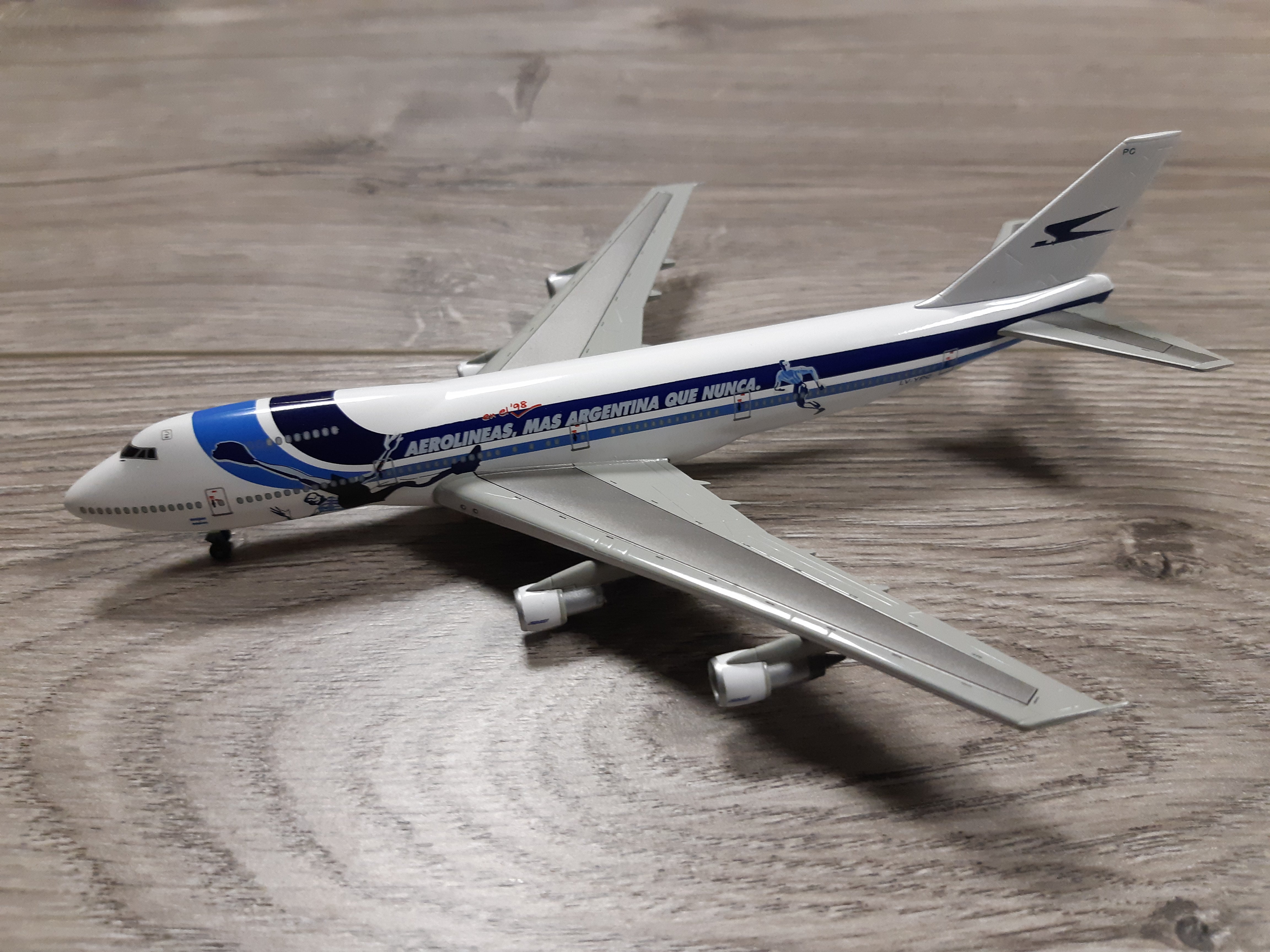 1:400 DRAGON AEROLINEAS ARGENTINAS B747-200 LV-YPC
