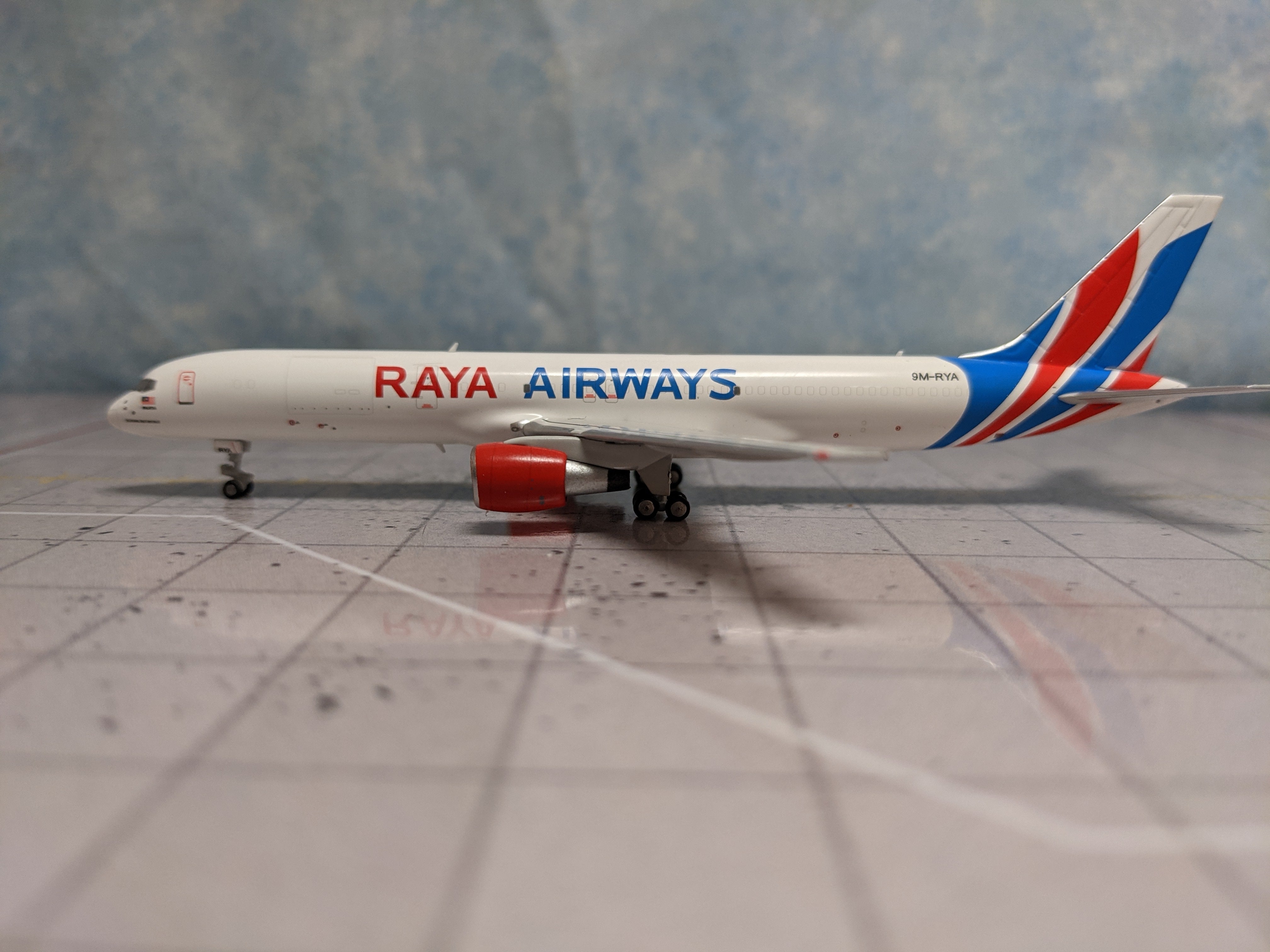 1:400 NG RAYA B757-200PCF 9M-RYA <n/c>