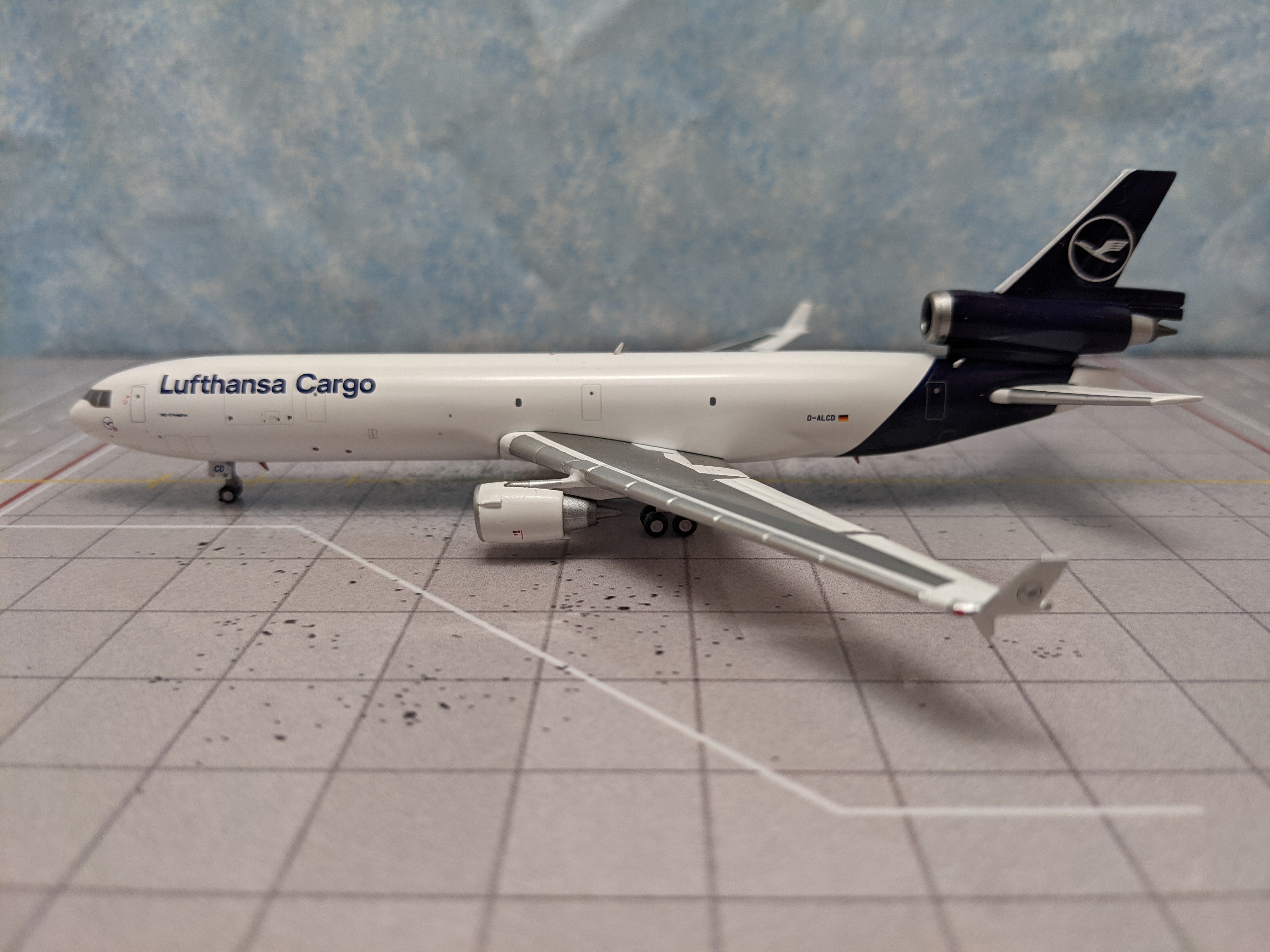 1:400 GEMINI LUFTHANSA CARGO MD-11 D-ALCD