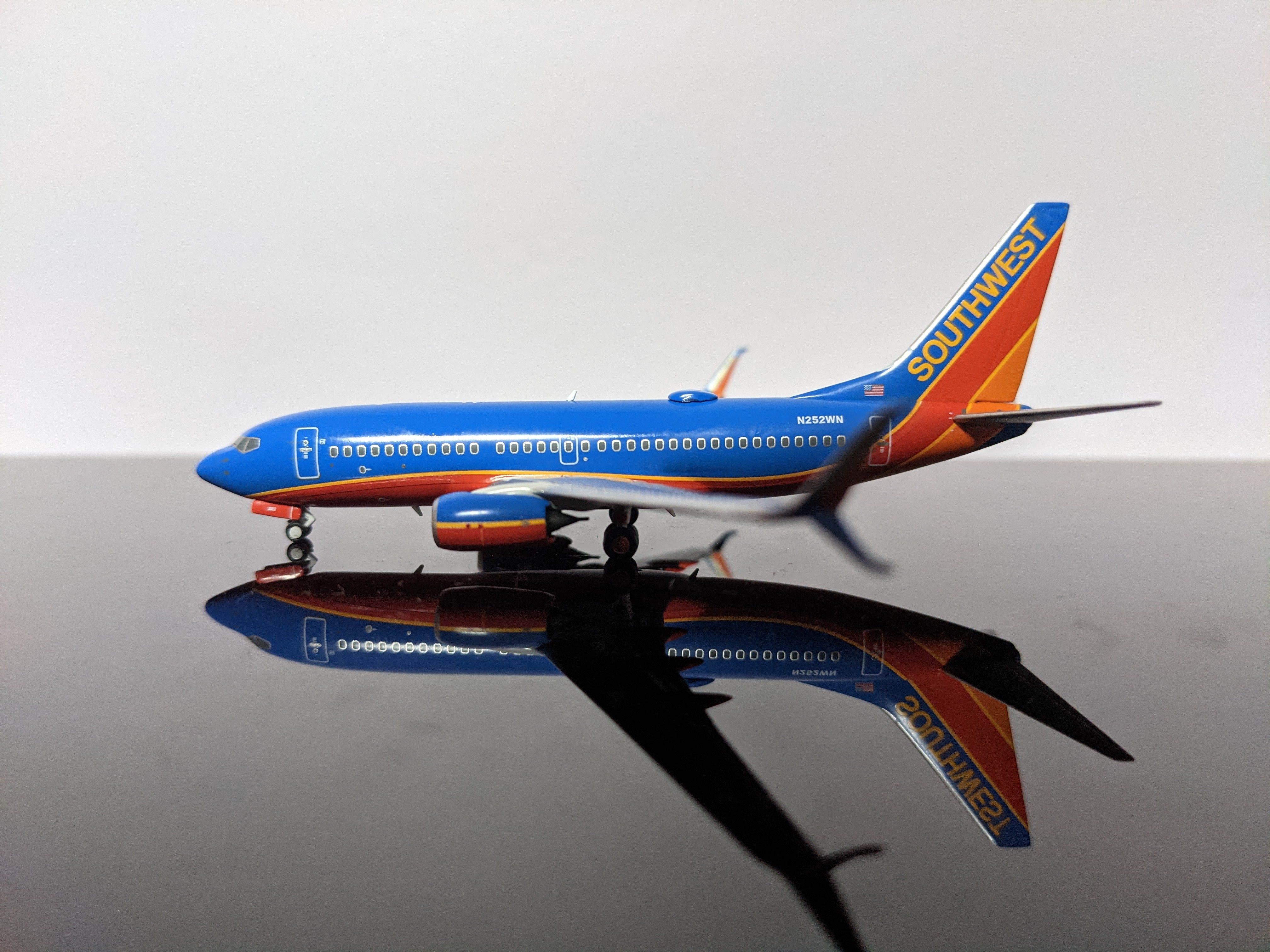 1:400 NG SOUTHWEST B737-700/w N252WN "Canyon Blue"