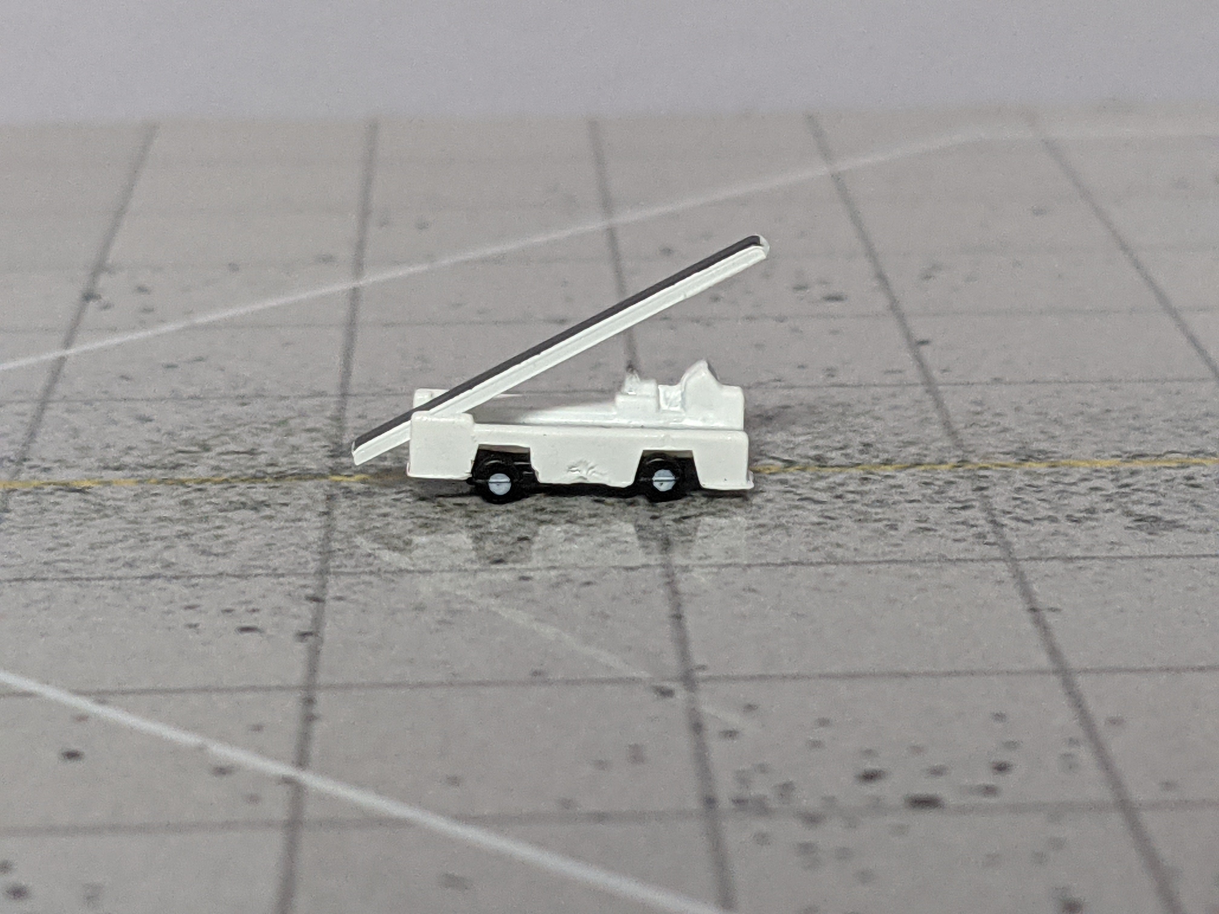 1:400 BELT LOADER WHITE
