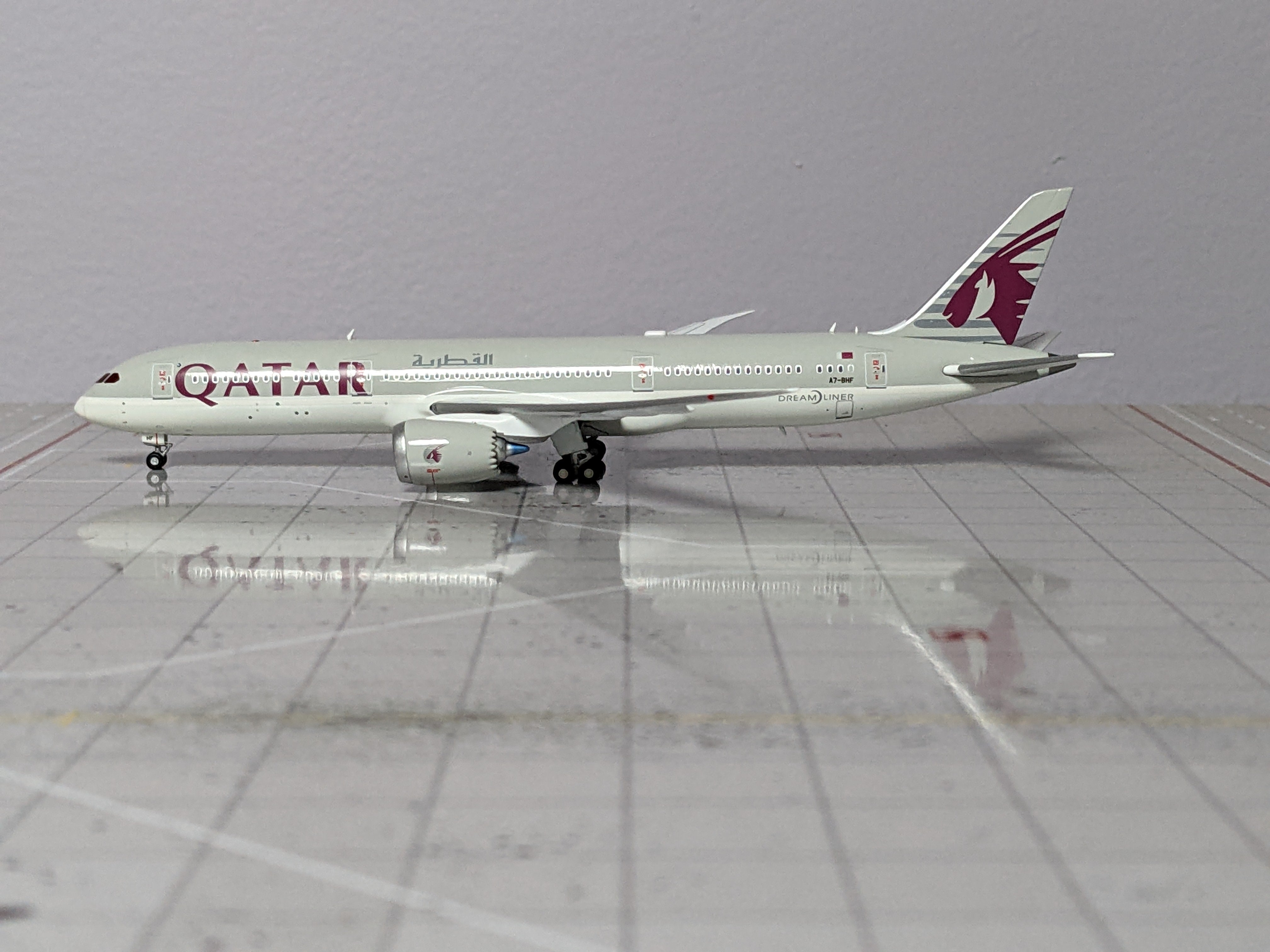 1:400 AV400 QATAR B787-9 A7-BHF